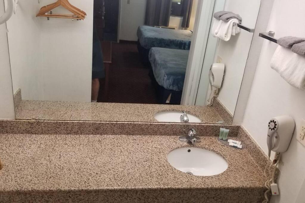 Hotel 2 Queen Beds Hotel Room 222 Wi-Fi Hot Tub Booking Stillwater Bagian luar foto