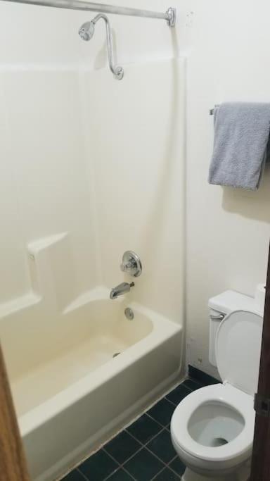Hotel 2 Queen Beds Hotel Room 222 Wi-Fi Hot Tub Booking Stillwater Bagian luar foto