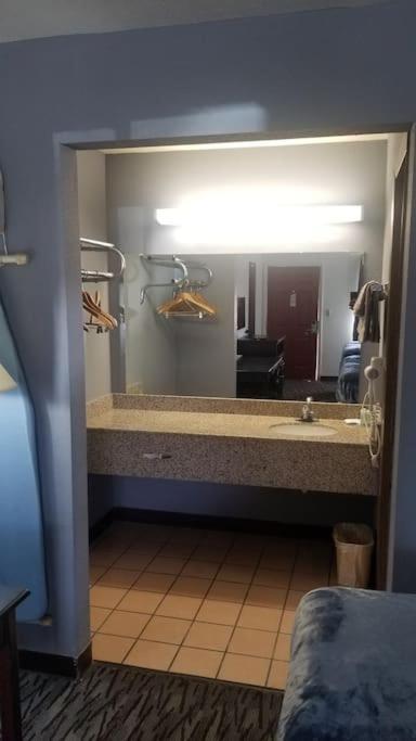 Hotel 2 Queen Beds Hotel Room 222 Wi-Fi Hot Tub Booking Stillwater Bagian luar foto