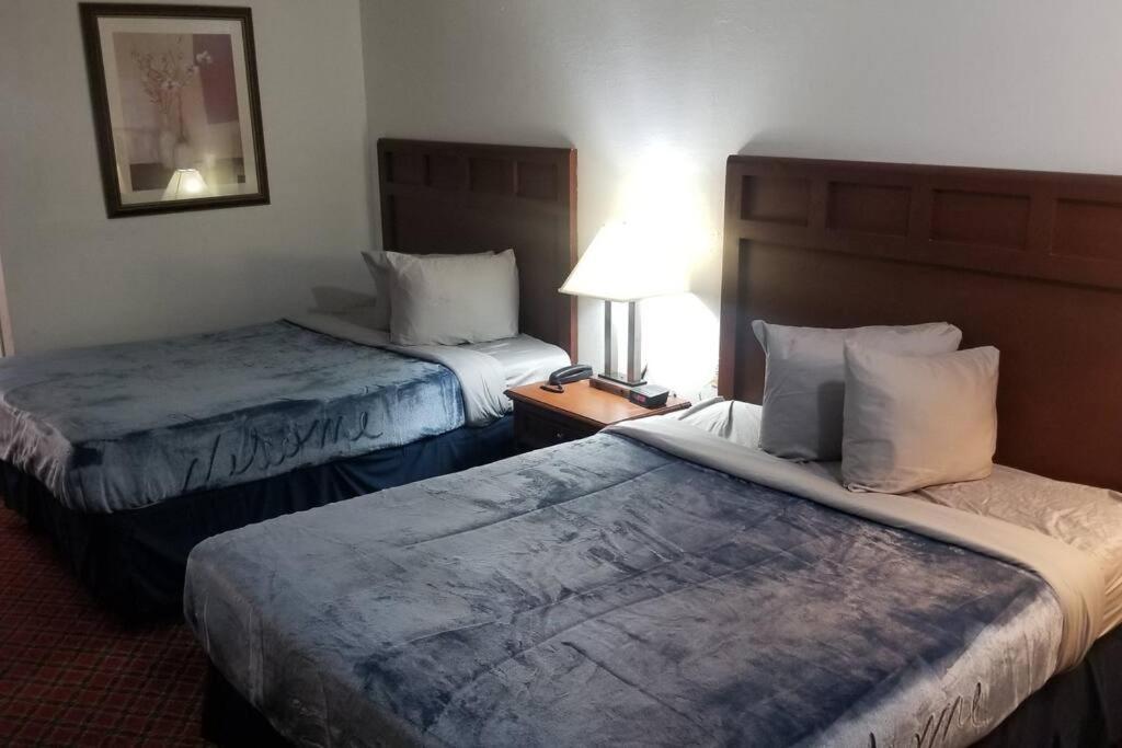 Hotel 2 Queen Beds Hotel Room 222 Wi-Fi Hot Tub Booking Stillwater Bagian luar foto