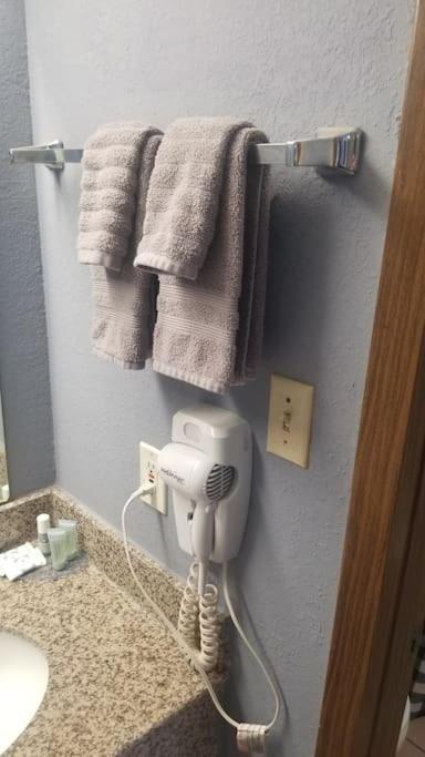 Hotel 2 Queen Beds Hotel Room 222 Wi-Fi Hot Tub Booking Stillwater Bagian luar foto