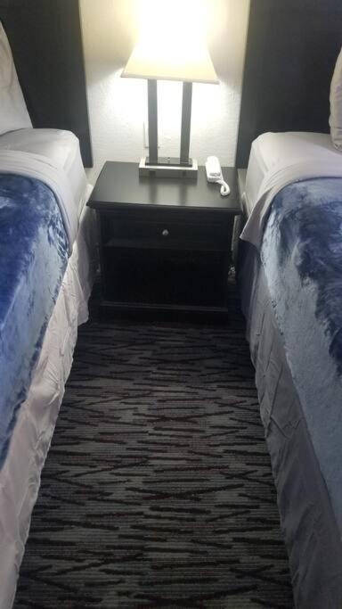 Hotel 2 Queen Beds Hotel Room 222 Wi-Fi Hot Tub Booking Stillwater Bagian luar foto