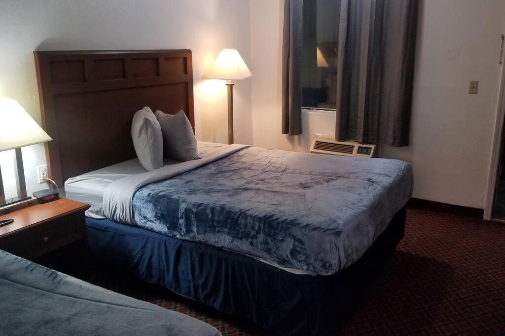 Hotel 2 Queen Beds Hotel Room 222 Wi-Fi Hot Tub Booking Stillwater Bagian luar foto